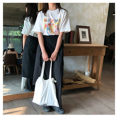 Camiseta blanca con dibujos animados dibujados a mano