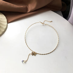 Collar pequeño de mariposa metálica