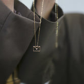 Cadena de clavícula de plata con sobre