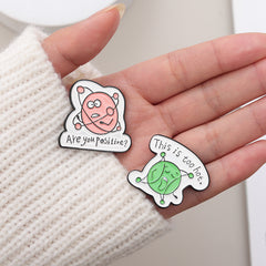 Lindos alfileres con forma de jeringa y botella de tubo de ensayo