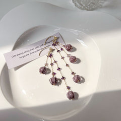 Pendientes con borlas de flor de lirio de la orquídea de color morado ahumado