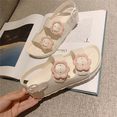 Sandalias de verano con lindas flores