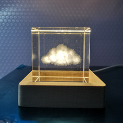 Adorno luminoso de cristal tallado en el interior en 3D