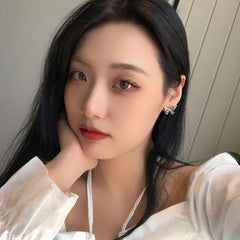 Pendientes de mariposa azul recortados