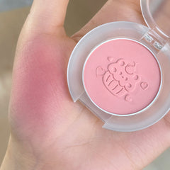 Lindo rubor monocromático en bruma suave