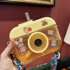 Bonita botella de agua con pajita y cámara