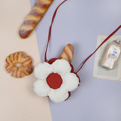 Diagonale Tasche mit Blumen-Macaron-Farbkontrast