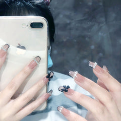 Tragbare Nägel mit schwarzem Schmetterlingsmotiv, fertige Maniküre