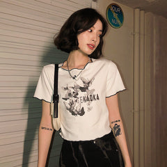 Camiseta con estampado de mariposas y borde de hongo de verano