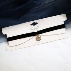 Gargantilla negra de doble capa con colgante de copo de nieve