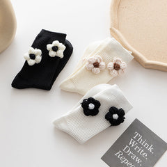 Süße, gestrickte Blumensocken aus Garn