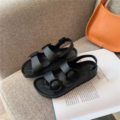 Sandalias de verano con lindas flores