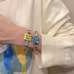 Pulsera de cuentas de colores con un lindo monstruo