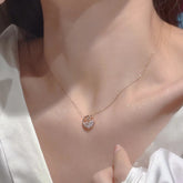 Collar de ballena en el mar