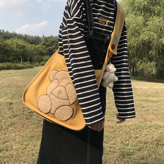 Doppelseitig bestickte Schultertasche mit Bärenmotiv