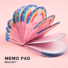 Bloc de notas con un lindo conejo arcoíris esponjoso