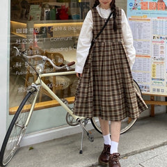 Vestido estilo pichi a cuadros oscuros de la casa del árbol