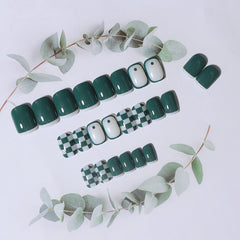 Grün-weißes Schachbrettmuster, tragbare Nägel, fertige Maniküre