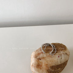 Anillo ajustable con flecos y cuentas de cadena