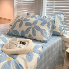 Juego de cama con flores azules, fresa y cereza