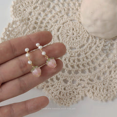 Pendiente de perla de fresa con nieve ligera