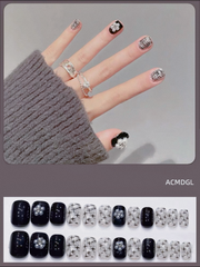 Schwarze tragbare Nägel, fertige Maniküre