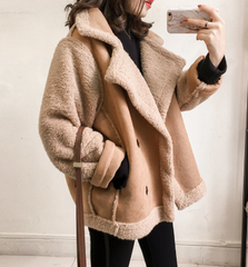 Chaqueta beige, negra y marrón con botones de piel rizada