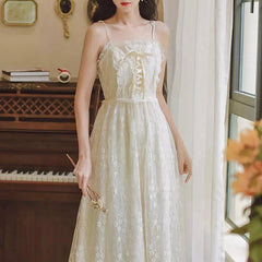 Vestido de princesa de hadas romántico con estilo vintage y encaje floral de Attic Tales