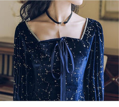 Vestido de terciopelo azul con estrellas galácticas de bruja cósmica