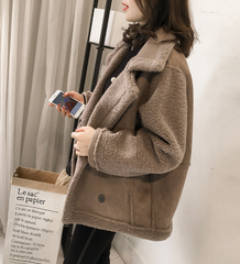 Chaqueta beige, negra y marrón con botones de piel rizada