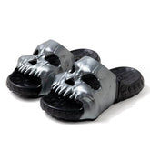 Sandalias de goma con diseño de calavera y esqueleto de Demon Shoes