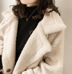 Chaqueta beige, negra y marrón con botones de piel rizada