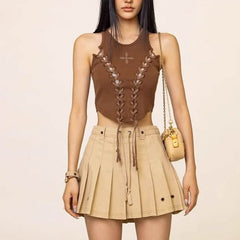 Top corto beige con cordones y estética vaquera del oeste