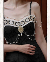 Vestido de brocado Royalcore con estética femenina oscura y perla barroca negra