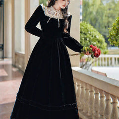 Vestido romántico oscuro de estilo victoriano en terciopelo negro Koko Darkray