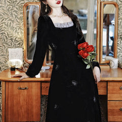 Vestido de terciopelo oscuro con estampado de flores nocturnas