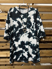 Camisa holgada en blanco y negro con estética tie-dye de los años 90