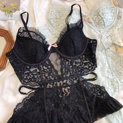 Bodysuit mit floraler Spitze und Rüschen