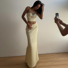 Süßes Maxirock-Set mit Spitzen-Camisole und Schnürung