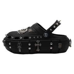 Sandalias de plataforma alta con diseño grunge y alfileres punk