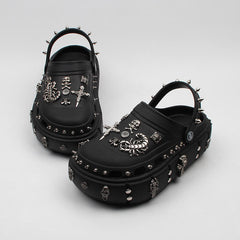 Sandalias de plataforma alta con diseño grunge y alfileres punk