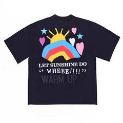 Camiseta con estampado colorido y estética retro