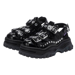 Schwarze ästhetische Plateausandalen mit Nieten und Schnallen vorne
