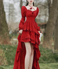 Vestido princesa rojo de capas altas y bajas en un bosque de cuento de hadas