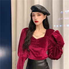 Top romántico de terciopelo oscuro con cadena Dianna