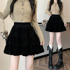 Minifalda gótica de terciopelo negro Raine con pantalones cortos incorporados