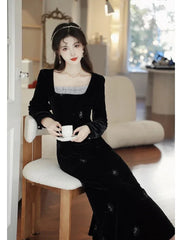 Vestido de terciopelo oscuro con estampado de flores nocturnas