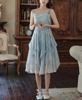 Vestido cottagecore en capas con rosas azules