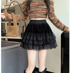 Mitah Gothic-Minirock aus Samt und Spitze