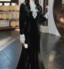 Vestido romántico de terciopelo oscuro con ribete de encaje de Arlette